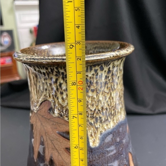 Mark Alewine Pottery 2008. Maple leaf
Vase W/ Leaf 8.5” Tall Collector
Item - Picture 9 of 14